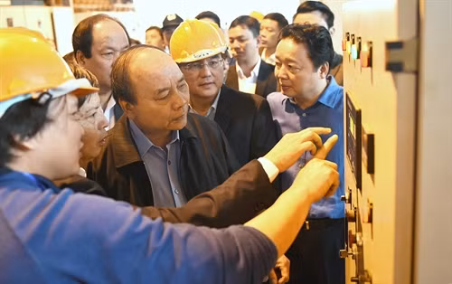 Thủ tướng thị sát công nghệ điện rác của Công ty HMC. Ảnh: VGP/Quang Hiếu