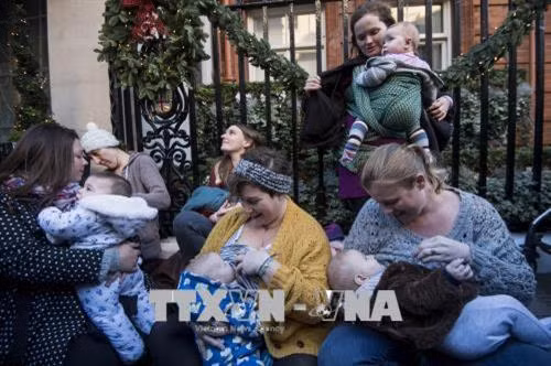 Các bà mẹ cho con bú tại London, Anh. AFP/TTXVN