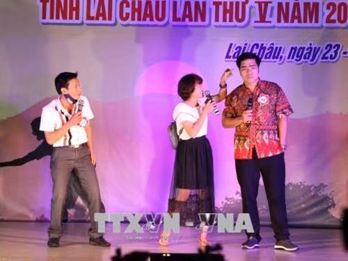 Phần thi giới thiệu chào hỏi của đội đến từ huyện Mường Tè. Ảnh: Quý Trung – TTXVN Tiểu phẩm trong phần thi giới thiệu chào hỏi của đội đến từ huyện Nậm Nhùn. Ảnh: Quý Trung – TTXVN