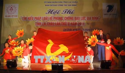 Phần thi giới thiệu chào hỏi của đội đến từ huyện Mường Tè. Ảnh: Quý Trung – TTXVN Tiểu phẩm trong phần thi giới thiệu chào hỏi của đội đến từ huyện Nậm Nhùn. Ảnh: Quý Trung – TTXVN