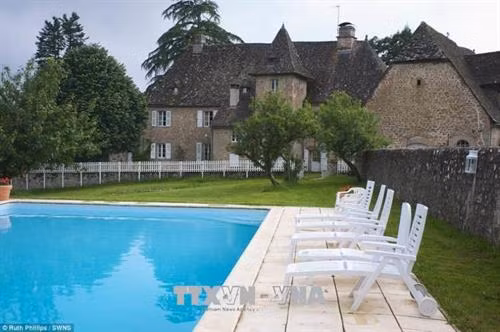 Lâu đài Chateau de Cautine nằm tại tỉnh Dordogne, Tây Nam nước Pháp trong khuôn viên rộng 14 ha và có bể bơi. Lâu đài có 9 phòng ngủ và được trang bị nội thất đầy đủ. Ảnh: Daily Mail/ TTXVN
