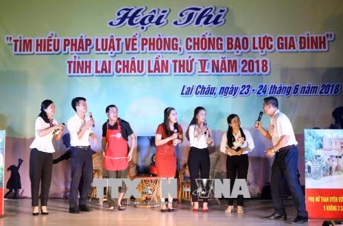 Tiểu phẩm trong phần thi giới thiệu chào hỏi của đội đến từ huyện Than Uyên. Ảnh: Quý Trung – TTXVN Tiểu phẩm trong phần thi giới thiệu chào hỏi của đội đến từ huyện Sìn Hồ. Ảnh: Quý Trung – TTXVN