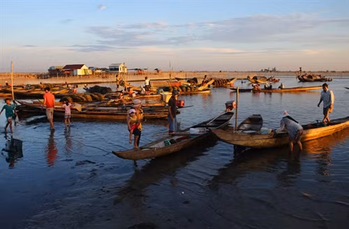Thuyền cập bến Đầm Chuồn mang theo nhiều thuỷ hải sản đánh bắt được.