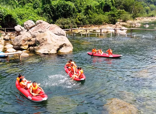 Du khách bơi thuyền kayak ở trên suối Nước Moọc.