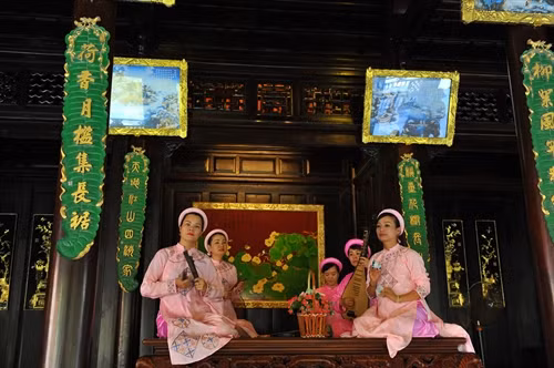 Các quy định về quy mô dàn nhạc, cách thức diễn xướng, nội dung bài bản... của Nhã nhạc đều rất chặt chẽ, phản ánh tính quy củ qua các định chế thẩm mỹ rất cao, có khả năng phản ánh tư tưởng, quan niệm triết lý của chế độ quân chủ đương thời