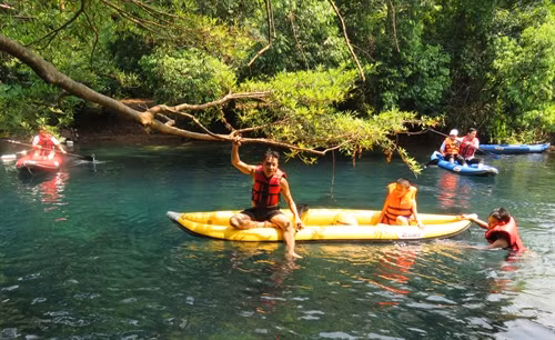 Tắm mình trong dòng nước trong xanh và đua thuyền Kayak là điều mà khách du lịch vô cùng thích thú khi đến suối Nước Moọc.