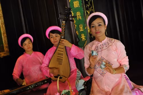 Trong hệ thống Nhã nhạc cung đình Huế còn có tiết mục hoà tấu các nhạc khí thuộc bộ dây kết hợp với bộ gõ