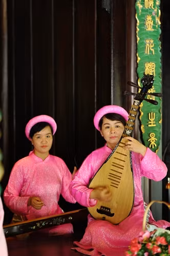 Trong hệ thống Nhã nhạc cung đình Huế còn có tiết mục hoà tấu các nhạc khí thuộc bộ dây kết hợp với bộ gõ