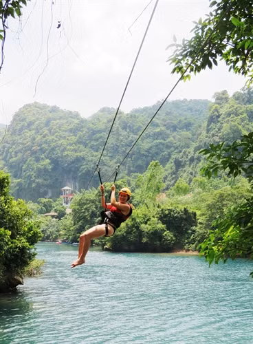 Trò chơi Zipline (đu dây trên không) tại sông Chày-Hang Tối được nhiều du khách ưa thích.