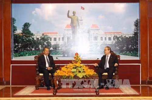 Tối 4/8/2017, tại TP Hồ Chí Minh, đồng chí Nguyễn Thiện Nhân, Uỷ viên Bộ Chính trị, Bí thư Thành ủy TP Hồ Chí Minh tiếp Đoàn đại biểu cấp cao Đảng Nhân dân Cách mạng Lào do đồng chí Kikeo Khaykhamphithoune, Bí thư Trung ương Đảng, Trưởng Ban Tuyên huấn Trung ương làm trưởng đoàn. Ảnh: Thanh Vũ-TTXVN