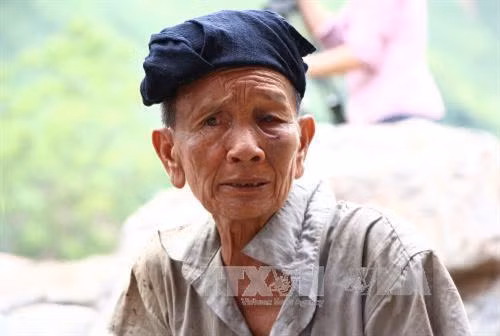 Ông Cà Văn Lả ở bản Huổi Liếng đau lòng, xót xa vì hai cháu nội và con dâu bị mất do lũ cuốn trôi. Ảnh: Nguyễn Cường - TTXVN