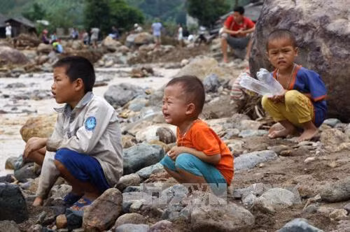 Trẻ em bản Huổi Liếng, xã Năm Păm buồn bã, thẫn thờ sau mưa lũ. Ảnh: Nguyễn Cường - TTXVN