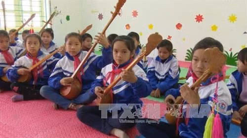 Các em học sinh học hát Then. Ảnh: Vũ Hoàng Giang - TTXVN