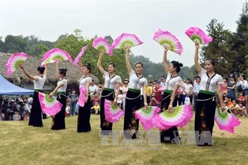 Tiết mục dân ca, dân vũ trong không gian chợ vùng cao. nh: Thanh Hà – TTXVN
