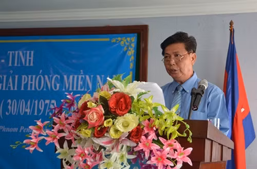 Chủ tịch Hội người Campuchia gốc Việt Nam tại thủ đô Phnom Penh Huỳnh Minh Phú ôn lại truyền thống. Ảnh: Danh Chanh Đa, phóng viên TTXVN tại Campuchia.
