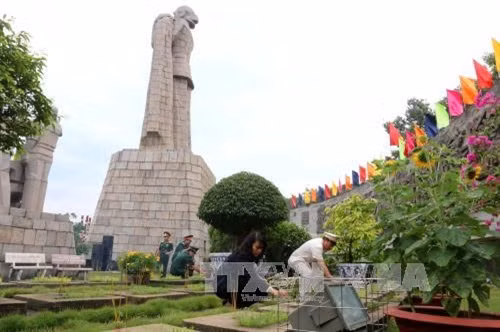 Nhân dịp kỷ niệm 42 năm Ngày giải phóng hoàn toàn miền Nam, thống nhất đất nước (30/4/1975 - 30/4/2017) và 131 năm Ngày Quốc tế Lao động (1/5), sáng 29/4/2017, Đoàn đại biểu lãnh đạo Thành phố Hồ Chí Minh, Quân khu 7 đến đặt vòng hoa, thắp hương tưởng niệm các Anh hùng, liệt sĩ, lão thành cách mạng và đồng bào đã hy sinh vì nền độc lập tự do, thống nhất của Tổ quốc tại Nghĩa trang liệt sĩ Thành phố Hồ Chí Minh (Đồi Không tên) và Nghĩa trang Thành phố (Lạc Cảnh). Ảnh: Thanh Vũ-TTXVN