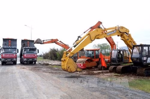 Các phương tiện, thiết bị máy móc tiến hành nghi thức khởi công. Ảnh: Thanh Vũ-TTXVN