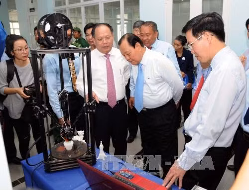 Trưởng Ban Tuyên giáo Trung ương Võ Văn Thưởng và các đại biểu tham quan công trình sáng tạo của thiếu nhi được trưng bày tại Nhà thiếu nhi Thành phố. Ảnh: An Hiếu - TTXVN