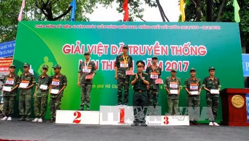 Ban Tổ chức trao giải cho các vận động viên. Ảnh: Mạnh Linh-TTXVN