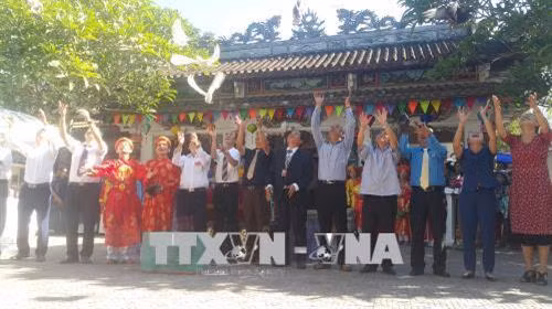 Các đại biểu thả chim bồ câu tại lễ khai mạc. Ảnh: Đinh Thị Hương - TTXVN