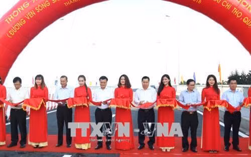 Nghi thức cắt băng thông xe cầu qua đảo Kim Cương. Ảnh: Trần Xuân Tình – TTXVN