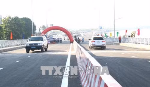 Phương tiện lưu thông trên cầu qua đảo Kim Cương. Ảnh: Trần Xuân Tình - TTXVN
