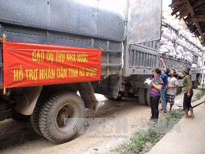Vận chuyển gạo của Chính phủ đến với bà con Hà Giang. Ảnh: Minh Tâm – TTXVN