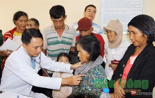Các y, bác sĩ đến từ TP. Hồ Chí Minh khám bệnh và tư vấn sức khỏe cho bà con dân tộc thiểu số ở xã Quảng Sơn, huyện Đắk Glong, tỉnh Đắk Nông. Ảnh: baodaknong.org.vn