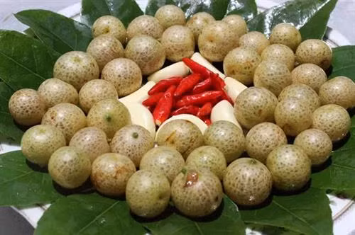 Quả mắc mật có vị ngọt ngọt, chua chua, he he đặc trưng. Ảnh: nonnuoccaobang.