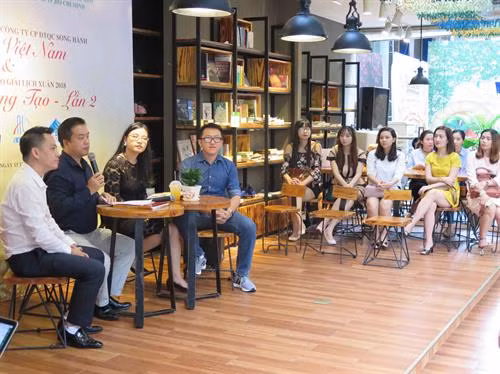 Quang cảnh lễ bế mạc triển lãm "Lịch Xuân 2018 - sắc màu sáng tạo" lần 2. Ảnh: Danh Lợi