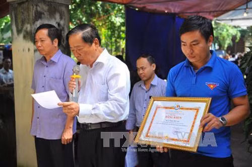 Sáng 14/10/2017, lễ tang phóng viên TTXVN Đinh Hữu Dư được tổ chức tại nhà riêng ở thành phố Ninh Bình. Trong ảnh: Đọc quyết định truy tặng Bằng khen của Hội Nhà báo Việt Nam cho đồng chí Đinh Hữu Dư. Ảnh: Minh Đức - TTXVN