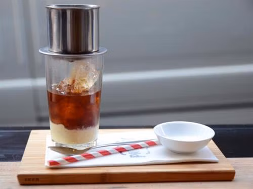 Cà phê Kaffeost ở Phần Lan: Cà phê nóng cùng với những viên phô mai nhỏ. (ảnh: Youtube/bilboteket) Cà phê Türk Kahvesi ở Thổ Nhĩ Kỳ: Cà phê được pha bằng một dụng cụ bằng đồng đặc biệt gọi là cezve. Đặc biệt, với cách pha này, người ta không lọc bã cà phê mà để bã tự lắng xuống. (ảnh: Wikimedia). Cà phê Yuanyang ở Malaysia: Một loại thức uống cực ngon được pha chế từ 3 phần cà phê đen và 7 phần trà sữa Hongkong. Bạn có thể dùng loại đồ uống này nóng hoặc lạnh. (ảnh: Courtesy of The Works of Life). Cà phê Flat White ở Australia: Loại cà phê này tương tự như cách làm một ly latte nhưng với kích cỡ nhỏ hơn. Để làm một tách này bạn cần một shot espresso và phun bọt sữa lên trên. (ảnh: Flick/Jessica Spengler). Cà phê Frappé ở Hy Lạp: Đây là đồ uống do một đại diện của hãng Nescafé tạo ra năm 1957. Loại cà phê này khá phổ biến vào mùa hè ở Hy Lạp, bao gồm cà phê hòa tan và lớp bọt sữa ở bên trên. (ảnh: Shutterstock). Cà phê Espresso Romano ở Italy: Người Italy dùng Espresso cùng với một lát chanh, thứ có thể mang lại hương vị độc đáo cho tách cà phê này. (ảnh: Shutterstock). Cà phê sữa đá ở Việt Nam: Ngọt ngào và có hương vị mạnh mẽ, cà phê sữa đá rất phổ biến ở Việt Nam. Cà phê được ủ bằng phin và nhỏ giọt xuống một cốc chứa đá lạnh và sữa đặc ở bên dưới. (ảnh: Flick/Alpha) Cà phê Café de Olla của Mexico: Cà phê truyền thống Mexico được pha cùng với thanh quế và đường mía chưa tinh chế, sau đó được rót vào một chiếc cốc bằng đất sét. Người dân Mexico tin rằng cốc đất sét sẽ làm nổi bật hương vị cà phê hơn. (ảnh: Wikimedia). Cà phê Touba ở Senegal: Hạt cà phê được rang cùng với hạt tiêu Guinea và thảo mộc, sau đó được pha và lọc trực tiếp từ bình. (ảnh: Getty). Cafezinho ở Brazil: Đây là thức uống phổ biến nhất đối với người dân địa phương. Cafezinho tương tự như một tách espresso, chỉ có điều loại này ngọt và thường được ủ thẳng với đường. (ảnh: Shutterstock). Cà phê Bombon ở Tây Ban Nha dành cho những tín đồ "ưa ngọt" đích thực với một lớp sữa đặc khá dày ở bên dưới cốc. (ảnh: Flickr/Abel Pardo Lopez). Cà phê Irish ở Ireland là một hỗn hợp bao gồm cà phê nóng, whisky Ailen, và đường, cùng với một lớp kem dày bên trên. (ảnh: Flickr/Marco Verch). Cà phê Wiener Melange ở Áo: Tương tự như cappuccino, thức uống này bao gồm espresso ở dưới cốc, ở trên phủ lớp sữa, bọt sữa, đôi khi có cả kem và bột ca cao. (ảnh: Shutterstock). Café au lait ở Pháp: Người Pháp thường thích khởi đầu ngày mới bằng ly cà phê hòa cùng với sữa nóng với tỷ lệ bằng nhau. Cà phê thường được rót trong một chiếc cốc lớn để có thể nhúng bánh croissant. (ảnh: Flickr/Christopher Cornelius). Cà phê Spiced của Morocco: Cà phê đen được pha trộn cùng với các loại gia vị nóng như thảo quả, hạt tiêu đen, quế, đinh hương, và nhục đậu khấu. (ảnh: Shutterstock). Cà phê Cubano của Cuba mang hương vị mạnh mẽ của espresso pha với đường. (ảnh: Shutterstock).