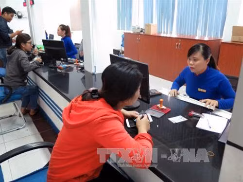 Hành khách đến mua vé tàu Tết 2018 tại ga Sài Gòn. Ảnh: Hoàng Hải-TTXVN