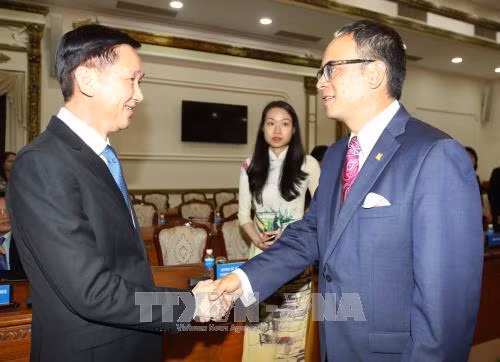 Phó Chủ tịch UBND Thành phố Hồ Chí Minh Trần Vĩnh Tuyến tiếp ông Denzil Minnen-Wong Phó Thị trưởng Thành phố Toronto, Canada. Ảnh: Thanh Vũ-TTXVN