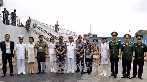 Nghi thức đón tiếp sĩ quan và thủy thủ đoàn đoàn tàu quân sự Indonesia nhân chuyến thăm hữu nghị thành phố, tại Cảng Nhà Rồng. Ảnh: Thế Anh-TTXVN