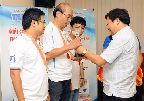 Ông Phan Văn Đông, Phó Giám đốc Cơ quan TTXVN khu vực phía Nam trao giải cho các kỳ thủ đạt thành tích cao tại giải đấu. Ảnh: An Hiếu – TTXVN