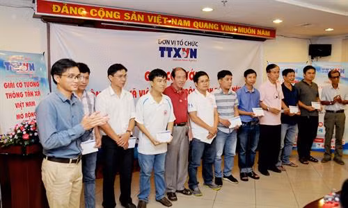 Ban tổ chức trao giải khuyến khích cho kỳ thủ tại lễ tổng kết, trao giải. Ảnh: An Hiếu – TTXVN