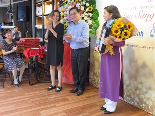 Trao giải hạng mục lịch bàn cuộc thi Lịch Xuân 2017. Ảnh: Danh Lợi