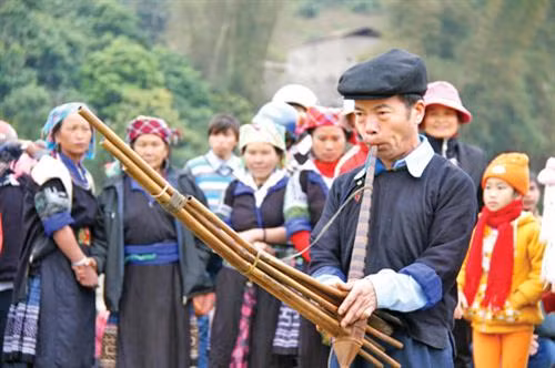 Thổi khèn trong ngày xuân của người Mông ở Yên Bái. Ảnh: Đức Tưởng - TTXVN