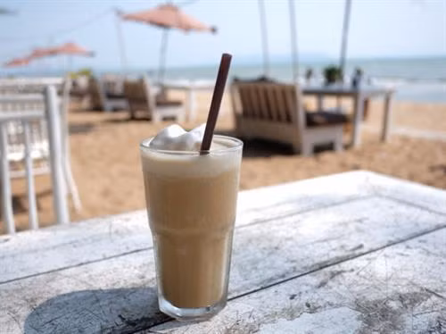 Cà phê Kaffeost ở Phần Lan: Cà phê nóng cùng với những viên phô mai nhỏ. (ảnh: Youtube/bilboteket) Cà phê Türk Kahvesi ở Thổ Nhĩ Kỳ: Cà phê được pha bằng một dụng cụ bằng đồng đặc biệt gọi là cezve. Đặc biệt, với cách pha này, người ta không lọc bã cà phê mà để bã tự lắng xuống. (ảnh: Wikimedia). Cà phê Yuanyang ở Malaysia: Một loại thức uống cực ngon được pha chế từ 3 phần cà phê đen và 7 phần trà sữa Hongkong. Bạn có thể dùng loại đồ uống này nóng hoặc lạnh. (ảnh: Courtesy of The Works of Life). Cà phê Flat White ở Australia: Loại cà phê này tương tự như cách làm một ly latte nhưng với kích cỡ nhỏ hơn. Để làm một tách này bạn cần một shot espresso và phun bọt sữa lên trên. (ảnh: Flick/Jessica Spengler). Cà phê Frappé ở Hy Lạp: Đây là đồ uống do một đại diện của hãng Nescafé tạo ra năm 1957. Loại cà phê này khá phổ biến vào mùa hè ở Hy Lạp, bao gồm cà phê hòa tan và lớp bọt sữa ở bên trên. (ảnh: Shutterstock). Cà phê Espresso Romano ở Italy: Người Italy dùng Espresso cùng với một lát chanh, thứ có thể mang lại hương vị độc đáo cho tách cà phê này. (ảnh: Shutterstock). Cà phê sữa đá ở Việt Nam: Ngọt ngào và có hương vị mạnh mẽ, cà phê sữa đá rất phổ biến ở Việt Nam. Cà phê được ủ bằng phin và nhỏ giọt xuống một cốc chứa đá lạnh và sữa đặc ở bên dưới. (ảnh: Flick/Alpha) Cà phê Café de Olla của Mexico: Cà phê truyền thống Mexico được pha cùng với thanh quế và đường mía chưa tinh chế, sau đó được rót vào một chiếc cốc bằng đất sét. Người dân Mexico tin rằng cốc đất sét sẽ làm nổi bật hương vị cà phê hơn. (ảnh: Wikimedia). Cà phê Touba ở Senegal: Hạt cà phê được rang cùng với hạt tiêu Guinea và thảo mộc, sau đó được pha và lọc trực tiếp từ bình. (ảnh: Getty). Cafezinho ở Brazil: Đây là thức uống phổ biến nhất đối với người dân địa phương. Cafezinho tương tự như một tách espresso, chỉ có điều loại này ngọt và thường được ủ thẳng với đường. (ảnh: Shutterstock). Cà phê Bombon ở Tây Ban Nha dành cho những tín đồ "ưa ngọt" đích thực với một lớp sữa đặc khá dày ở bên dưới cốc. (ảnh: Flickr/Abel Pardo Lopez). Cà phê Irish ở Ireland là một hỗn hợp bao gồm cà phê nóng, whisky Ailen, và đường, cùng với một lớp kem dày bên trên. (ảnh: Flickr/Marco Verch). Cà phê Wiener Melange ở Áo: Tương tự như cappuccino, thức uống này bao gồm espresso ở dưới cốc, ở trên phủ lớp sữa, bọt sữa, đôi khi có cả kem và bột ca cao. (ảnh: Shutterstock). Café au lait ở Pháp: Người Pháp thường thích khởi đầu ngày mới bằng ly cà phê hòa cùng với sữa nóng với tỷ lệ bằng nhau. Cà phê thường được rót trong một chiếc cốc lớn để có thể nhúng bánh croissant. (ảnh: Flickr/Christopher Cornelius). Cà phê Spiced của Morocco: Cà phê đen được pha trộn cùng với các loại gia vị nóng như thảo quả, hạt tiêu đen, quế, đinh hương, và nhục đậu khấu. (ảnh: Shutterstock). Cà phê Cubano của Cuba mang hương vị mạnh mẽ của espresso pha với đường. (ảnh: Shutterstock).