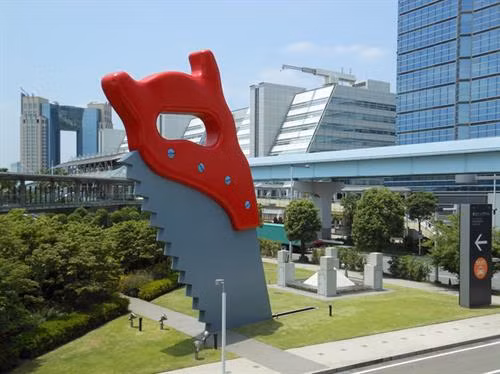 Ttác phẩm lưỡi cưa Monster ở Tokyo. Ảnh: Oddcities