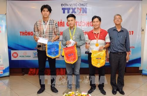 Ông Trần Tràng Dương, Phó Giám đốc Cơ quan TTXVN khu vực phía Nam trao giải cho các kỳ thủ đạt thành tích cao tại giải đấu. Ảnh: An Hiếu – TTXVN