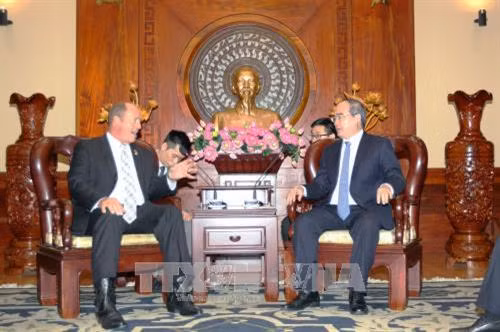 Bí thư Thành ủy Thành phố Hồ Chí Minh Nguyễn Thiện Nhân có buổi tiếp ông Ted Yoho, Chủ tịch Tiểu ban châu Á Thái Bình Dương, Ủy ban Đối ngoại của Hạ viện Hoa Kỳ. Ảnh: Thanh Vũ-TTXVN
