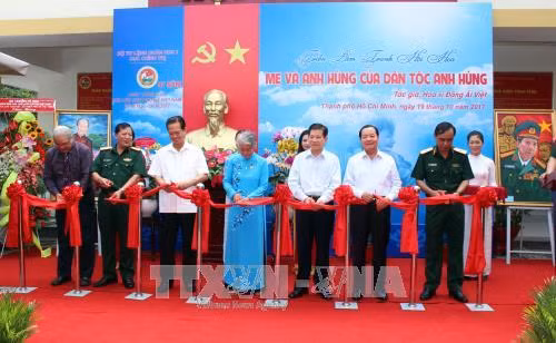 Các đại biểu cắt băng khai mạc Triển lãm. Ảnh: Xuân Khu-TTXVN Các đại biểu cắt băng khai mạc Triển lãm. Ảnh: Xuân Khu-TTXVN