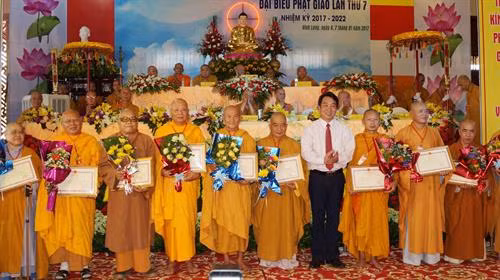 Ông Lữ Quang Ngời, Ủy viên thường vụ Tỉnh ủy, Phó CT UBND tỉnh Vĩnh Long trao Bằng khen của UBND tỉnh Vĩnh Long cho các đại biểu. Ảnh: phatgiaovinhlong.vn