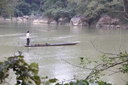 Vẻ đẹp của thuyền độc mộc giữa Hồ Ba Bể. Ảnh: baotintuc.vn