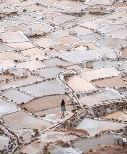 Những cánh đồng muối trên thế giới thường nằm gần biển nhưng đồng muối Maras ở Peru nằm ở độ cao 3.000 m trên dãy núi Andes. Ảnh: SCMP Từ thành phố miền đông nam Cusco, vượt qua chặng đường núi quanh co khoảng 40km, những ô muối trắng nổi bật trên xanh của cây và nâu vàng của đất đá hiện ra lung linh dưới ánh nắng vùng cao. Ảnh: Bored Panda Thăm đồng muối Maras ở thung lĩnh Inca linh thiêng của Peru, du khách thường lên đến tận đỉnh núi để nhìn xuống những ô muối trắng tinh trải dọc sườn đồi. Ảnh: Bored Panda Cách làm những ô muối này cũng tương tự như ruộng bậc thang ở Việt Nam. Ảnh: Bored Panda Theo chia sẻ của du khách, mỗi ô muối thuộc về một gia đình khác nhau. Ảnh: Bored Panda Đồng muối ở Maras có tới hơn 5.000 ô muối, mỗi ô chỉ khoảng 4m2, nhưng các diêm dân Peru không bao giờ nhầm lẫn ô muối của họ. Ảnh: SCMP Cánh đồng muối được nuôi dưỡng bằng hệ thống kênh dẫn phức tạp, lấy nước từ một dòng suối ngầm cực kỳ mặn. Nguyên nhân là vì khu vực này từng nằm hoàn toàn dưới đáy biển. Ảnh: Bored Panda Những biến động địa chất và dịch chuyển của thềm lục địa đã đẩy đáy biển lên và hình thành dãy núi Andes. Một lượng nước biển lớn bị mắc kẹt trong những kẽ đá và hình thành nên dòng suối ngầm chứa nước mặn mà dân ở đây gọi là Qoripujio. Ảnh: SCMP Du khách có thể sẽ không nhận ra suối Qoripujio bởi nó chỉ rộng có 20cm. Điểm đặc biệt là 2 bên bờ suốt đóng lớp muối dày và nước rất ấm. Ảnh: SCMP Nếu như di tích Inca mới chỉ xuất hiện từ đầu thế kỷ 13 thì dòng suối mặn cùng với những cánh đồng muối ở Maras có lịch sử từ thời Văn hóa Chanapata (từ 200 năm đến 900 năm trước Công nguyên). Ảnh: Bored Panda Những đầu bếp hàng đầu của Peru đếu hết lòng tán dương loại muối phớt hồng từ vùng núi Andes này. Ảnh: Bored Panda Muối ở Maras giờ có mặt tại những nhà hàng sang trọng hàng đầu ở Peru và được xuất khẩu sang Nhật Bản, Thụy Sỹ. Giá muối Maras trên trang mua sắm trực tuyến Amazon cao gấp 10 lần so với mua ngay tại địa phương. Ảnh: SCMP Muối Maras đặc biệt không chỉ ở vị và màu mà chính là từ lượng khoáng như magie, sát, canxi, kẽm… giúp giảm căng thẳng và ngăn ngừa các bệnh loãng xương, thiếu máu. Ảnh: SCMP