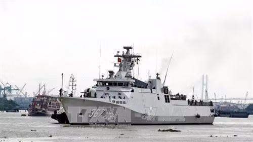 Tàu Kri Sultan Iskandar Muda 367 chuẩn bị cập Cảng Quốc tế Thành phố Hồ Chí Minh. Ảnh: Thế Anh-TTXVN