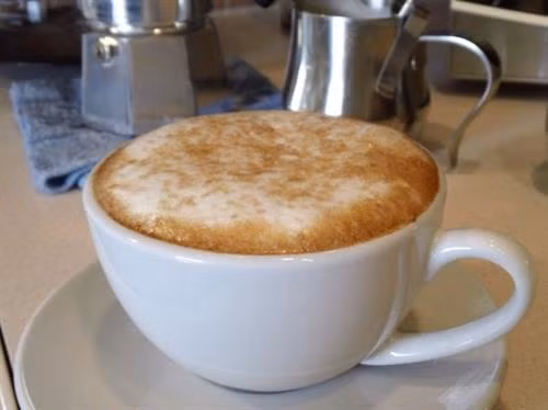 Cà phê Kaffeost ở Phần Lan: Cà phê nóng cùng với những viên phô mai nhỏ. (ảnh: Youtube/bilboteket) Cà phê Türk Kahvesi ở Thổ Nhĩ Kỳ: Cà phê được pha bằng một dụng cụ bằng đồng đặc biệt gọi là cezve. Đặc biệt, với cách pha này, người ta không lọc bã cà phê mà để bã tự lắng xuống. (ảnh: Wikimedia). Cà phê Yuanyang ở Malaysia: Một loại thức uống cực ngon được pha chế từ 3 phần cà phê đen và 7 phần trà sữa Hongkong. Bạn có thể dùng loại đồ uống này nóng hoặc lạnh. (ảnh: Courtesy of The Works of Life). Cà phê Flat White ở Australia: Loại cà phê này tương tự như cách làm một ly latte nhưng với kích cỡ nhỏ hơn. Để làm một tách này bạn cần một shot espresso và phun bọt sữa lên trên. (ảnh: Flick/Jessica Spengler). Cà phê Frappé ở Hy Lạp: Đây là đồ uống do một đại diện của hãng Nescafé tạo ra năm 1957. Loại cà phê này khá phổ biến vào mùa hè ở Hy Lạp, bao gồm cà phê hòa tan và lớp bọt sữa ở bên trên. (ảnh: Shutterstock). Cà phê Espresso Romano ở Italy: Người Italy dùng Espresso cùng với một lát chanh, thứ có thể mang lại hương vị độc đáo cho tách cà phê này. (ảnh: Shutterstock). Cà phê sữa đá ở Việt Nam: Ngọt ngào và có hương vị mạnh mẽ, cà phê sữa đá rất phổ biến ở Việt Nam. Cà phê được ủ bằng phin và nhỏ giọt xuống một cốc chứa đá lạnh và sữa đặc ở bên dưới. (ảnh: Flick/Alpha) Cà phê Café de Olla của Mexico: Cà phê truyền thống Mexico được pha cùng với thanh quế và đường mía chưa tinh chế, sau đó được rót vào một chiếc cốc bằng đất sét. Người dân Mexico tin rằng cốc đất sét sẽ làm nổi bật hương vị cà phê hơn. (ảnh: Wikimedia). Cà phê Touba ở Senegal: Hạt cà phê được rang cùng với hạt tiêu Guinea và thảo mộc, sau đó được pha và lọc trực tiếp từ bình. (ảnh: Getty). Cafezinho ở Brazil: Đây là thức uống phổ biến nhất đối với người dân địa phương. Cafezinho tương tự như một tách espresso, chỉ có điều loại này ngọt và thường được ủ thẳng với đường. (ảnh: Shutterstock). Cà phê Bombon ở Tây Ban Nha dành cho những tín đồ "ưa ngọt" đích thực với một lớp sữa đặc khá dày ở bên dưới cốc. (ảnh: Flickr/Abel Pardo Lopez). Cà phê Irish ở Ireland là một hỗn hợp bao gồm cà phê nóng, whisky Ailen, và đường, cùng với một lớp kem dày bên trên. (ảnh: Flickr/Marco Verch). Cà phê Wiener Melange ở Áo: Tương tự như cappuccino, thức uống này bao gồm espresso ở dưới cốc, ở trên phủ lớp sữa, bọt sữa, đôi khi có cả kem và bột ca cao. (ảnh: Shutterstock). Café au lait ở Pháp: Người Pháp thường thích khởi đầu ngày mới bằng ly cà phê hòa cùng với sữa nóng với tỷ lệ bằng nhau. Cà phê thường được rót trong một chiếc cốc lớn để có thể nhúng bánh croissant. (ảnh: Flickr/Christopher Cornelius). Cà phê Spiced của Morocco: Cà phê đen được pha trộn cùng với các loại gia vị nóng như thảo quả, hạt tiêu đen, quế, đinh hương, và nhục đậu khấu. (ảnh: Shutterstock). Cà phê Cubano của Cuba mang hương vị mạnh mẽ của espresso pha với đường. (ảnh: Shutterstock).