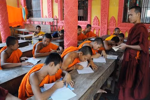 Các vị sư sãi học chữ Khmer tại chùa Pra Sath Kong, xã Tham Đôn, huyện Mỹ Xuyên, tỉnh Sóc Trăng. Ảnh: An Hiếu - TTXVN